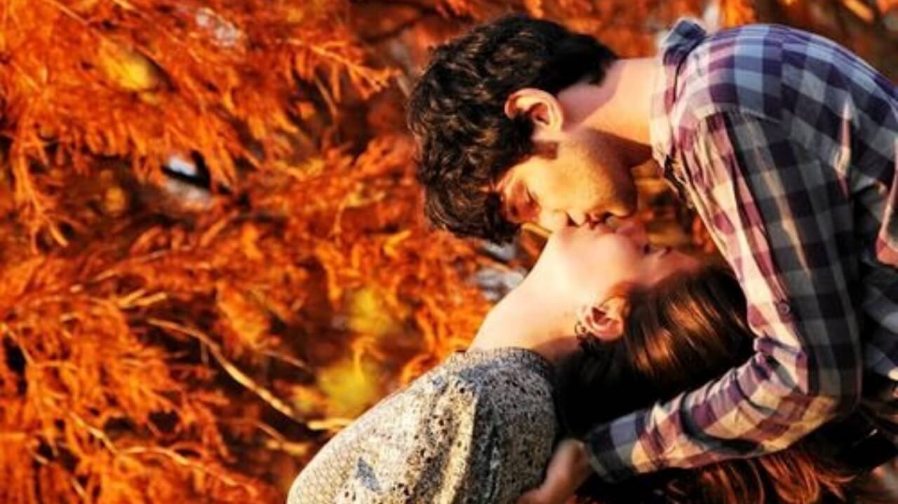 Autumn falls kissing